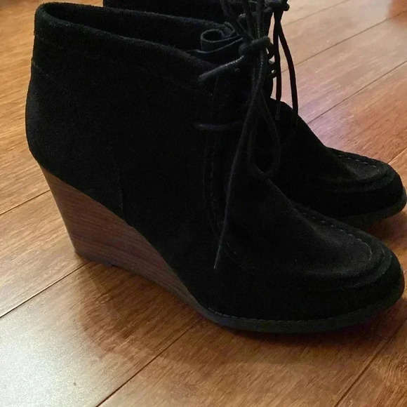 Lucky Brand black leather wedge bootie - size 9.5 - round toe - lace up - Picture 5 of 8